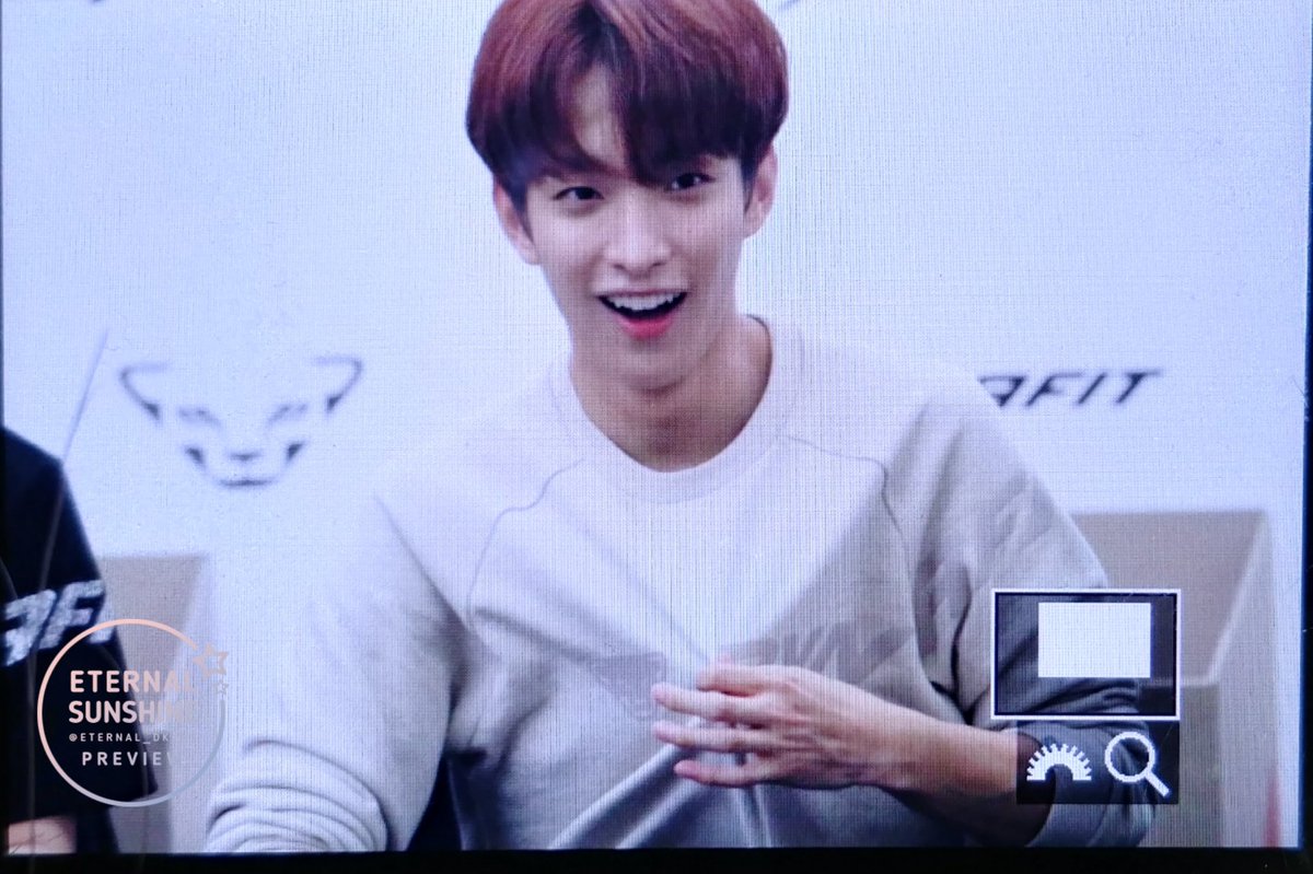 DeepKnock218's tweet photo. 171026 다이나핏 팬싸인회 프리뷰

석민이는 더워더워😥
#세븐틴 #SEVENTEEN #도겸 #DK #석민  @pledis_17 https://t.co/2akpOKBFQF