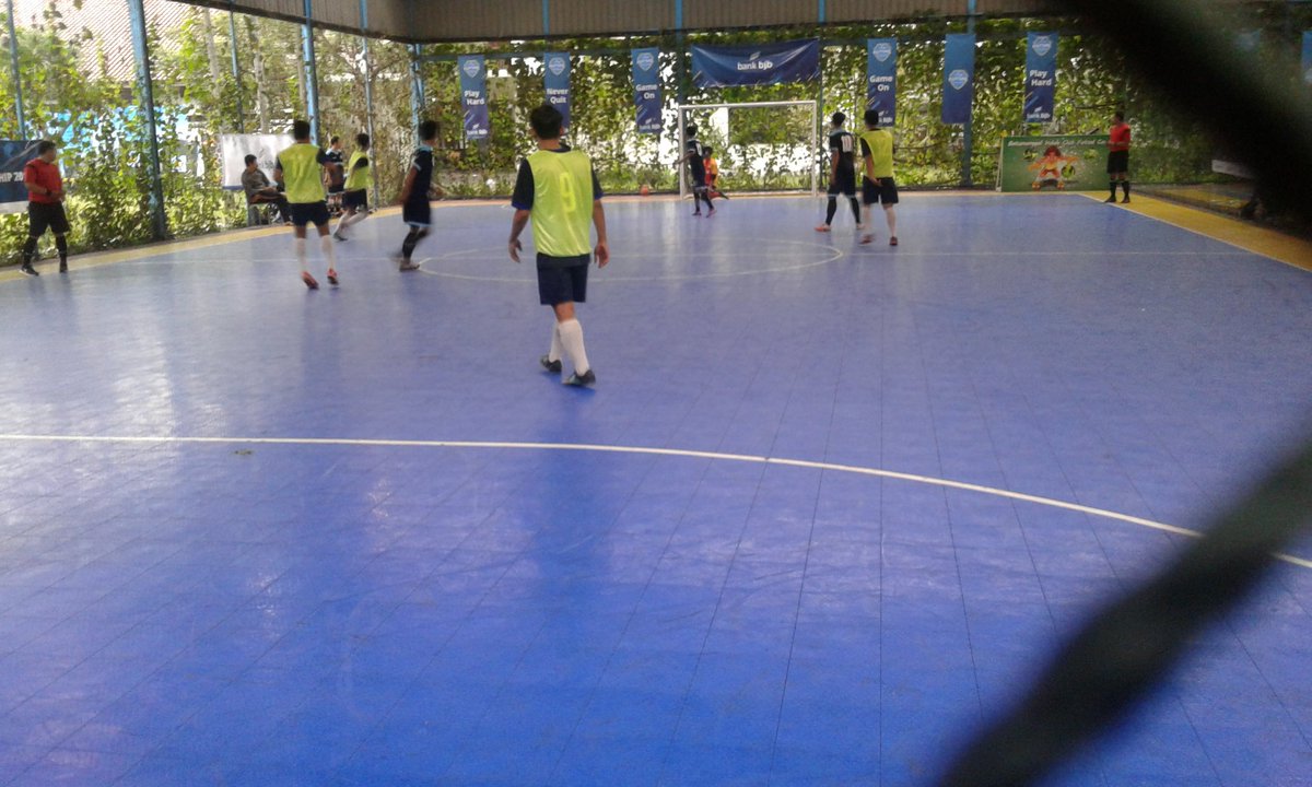 ipink_sick's tweet photo. No. 9 fiqri nur ikhsan MTOM semifinal menang lawan SMA 22. Besok Final SMA 18 vs SMA 11 Final Futsal Bjb Championship @bjbfutsal @bankbjb https://t.co/K44Fv279hQ