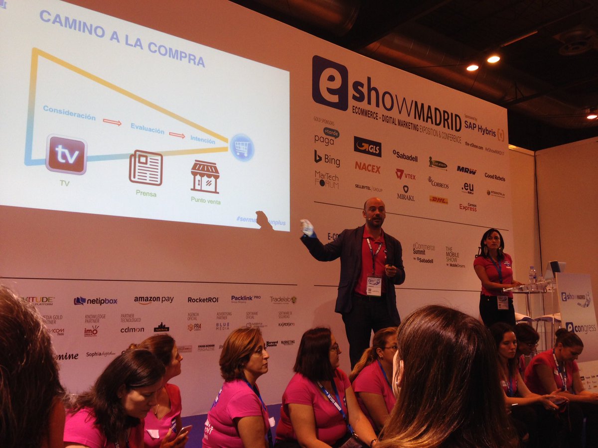 Smartup_Digital's tweet photo. El ponente @franccarreras habla sobre las #marcas nacidas en #instagram para vender #eShowMAD17 #SmarteShow https://t.co/JG6r2OAayc