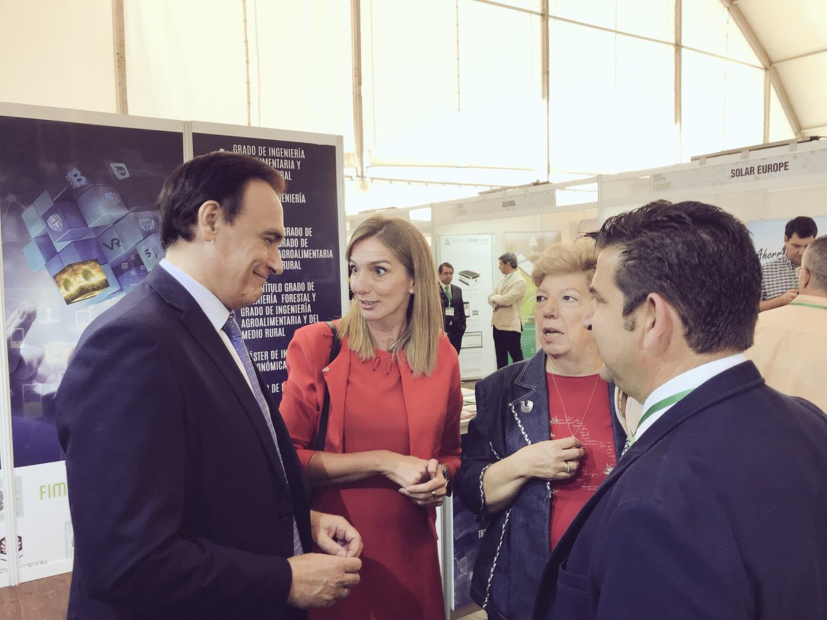 ETSIAMCordoba's tweet photo. Foto de familia Rector @Univcordoba @Villamandos2014, Mari Cruz Díaz, decana @CGCOIA y demás autoridades junto con #EquipoETSIAM #Fimart17 https://t.co/SFghHzdKF6