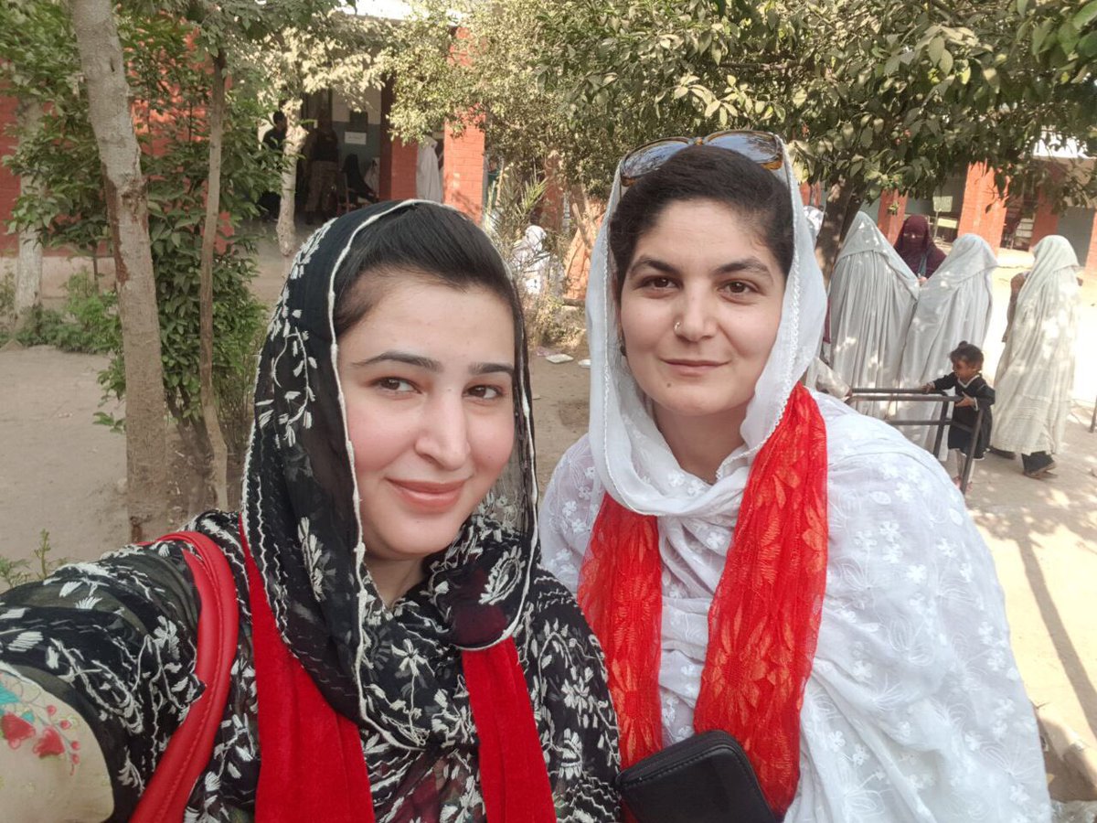 sannagulzar's tweet photo. Convincing women and bringing them out to vote in favor of anp at bara shekhan.
Good response from women and men.
#Vote4Anp https://t.co/v4uBeZrMhs