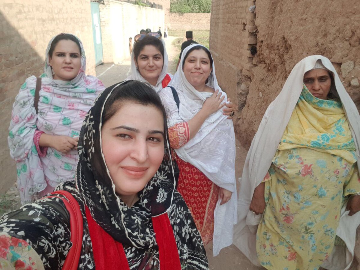 sannagulzar's tweet photo. Convincing women and bringing them out to vote in favor of anp at bara shekhan.
Good response from women and men.
#Vote4Anp https://t.co/v4uBeZrMhs
