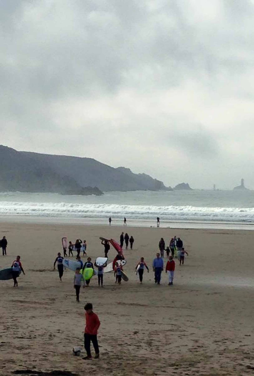 BnbTyvarRoz's tweet image. Quelle que soit la météo, toujours des #surfeurs dans notre baie ! ©R Stingio École de surf #CapSizun