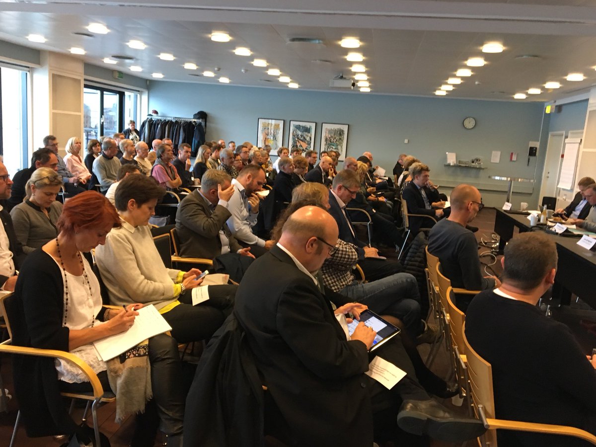 MajbritBerlau's tweet photo. 48 faglige organisationer mødes og drøfter overenskomstforhandlingerne på Statens område. Sammenhold💪 #OK18 #nokernok #dkmodel #mitds https://t.co/wliuQw0LYG