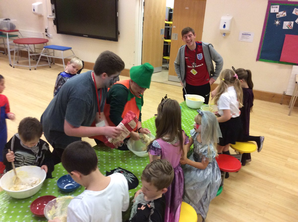 bridgeshanwell's tweet photo. Bridges are having a spooktacular day making ghostbuster cookies and eating slimy brain cakes. @HanwellFields https://t.co/1kXZi4mn4x