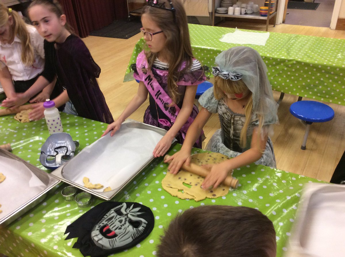 bridgeshanwell's tweet photo. Bridges are having a spooktacular day making ghostbuster cookies and eating slimy brain cakes. @HanwellFields https://t.co/1kXZi4mn4x