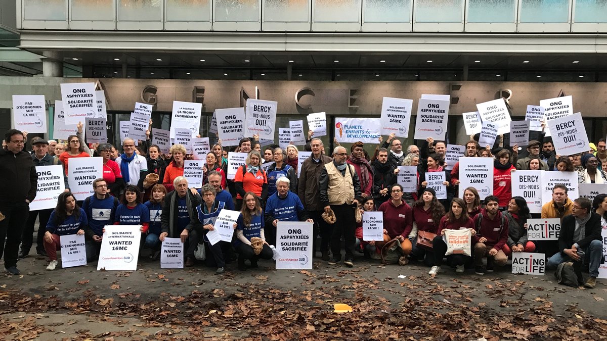 #16millions en moins pour les ONG, ce sont des dizaines de projets de solidarité qui tombent à l'eau ! 👉 bit.ly/StopCoupes