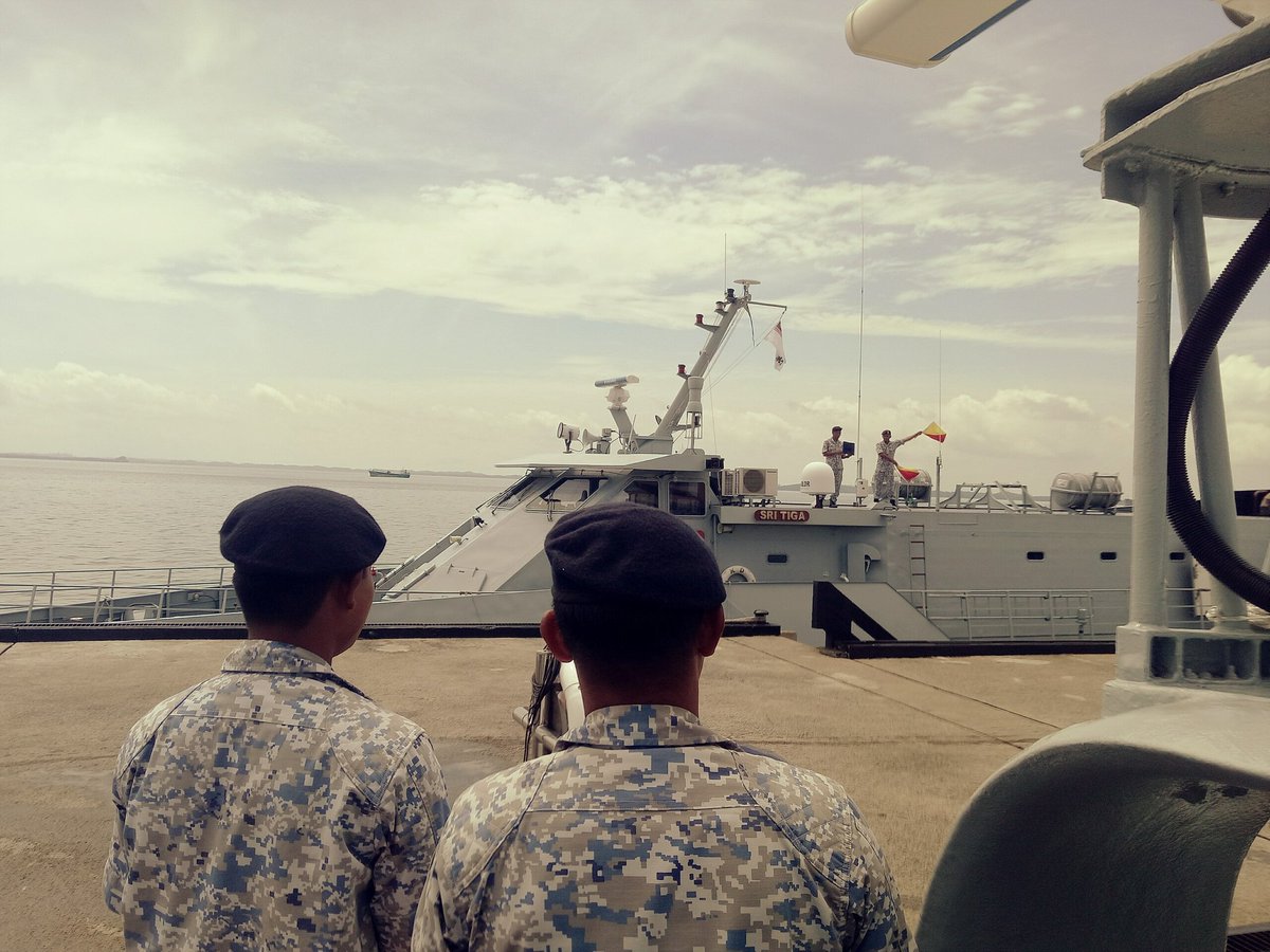 Johor49's tweet photo. Latihan Semaphore bsama KD SRI TIGA membentuk kredibiliti anggota cawangan komunikasi
@mykamarul
@syedzahirputra
@ARBA_My 
@tldm_rasmi https://t.co/b8oG2JHICm