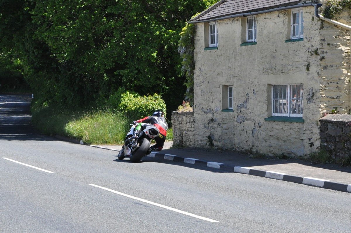 db64_david's tweet photo. #JCoward #TT2015 #Quarrybends #ThrowbackThursday @JCowardRacing @Jon_3_roads @MotofestIOMTT @IOMTTPHOTOS @LivingRoadRaces @moto_republic https://t.co/Ikjdbvd4bD