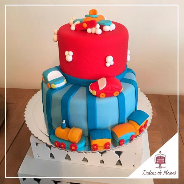 DulcesdMama's tweet photo. Torta de carritos para un dulce cumpleaños. Nos encanta preparar este tipo de pedidos, cada detalle está hecho con mucha dedicación y amor https://t.co/96pAGeePr1