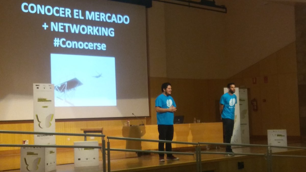 ArmadaAlvaro's tweet photo. Futuros #emprendedores aprendiendo a hacer #networking en #Diape17 #DiapeJunior @Educarm @infoRMurcia en la @umu, con @ImproVivencia https://t.co/s1qziEaycq