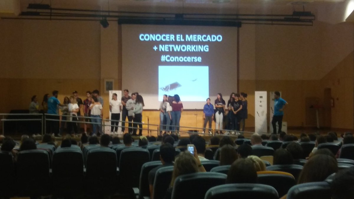ArmadaAlvaro's tweet photo. Futuros #emprendedores aprendiendo a hacer #networking en #Diape17 #DiapeJunior @Educarm @infoRMurcia en la @umu, con @ImproVivencia https://t.co/s1qziEaycq