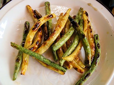 DiscoDavid9's tweet photo. Easy to make Berbere Green Beans on @webergrillsca. Crisp and spicy! See https://t.co/IMLXqJSClQ #greenbeans #grilledbeans #bbq https://t.co/P4tESwqR1d