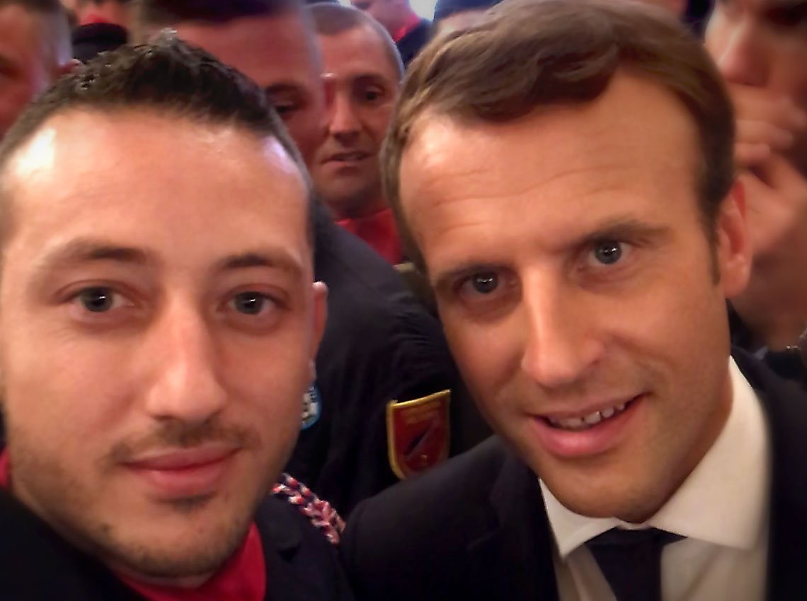 GRDF's tweet photo. Un salarié #GRDF, sapeur-#pompier volontaire, ayant combattu les feux de forêts dans le Sud de la France a été remercié par @EmmanuelMacron. https://t.co/NgmnEI5A9h