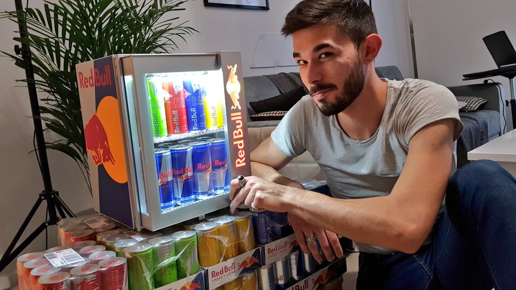 ADRI_GEEK's tweet photo. Quand @RedBullFrance ma demandé si je voulais "quelques" canettes, je ne m'attendais pas à ça !

C'est arrivé par camion sur une palette. J'ai fait : Oh. My. God

Du coup c'est quoi votre goût préféré ? https://t.co/TWBUBmXFXu