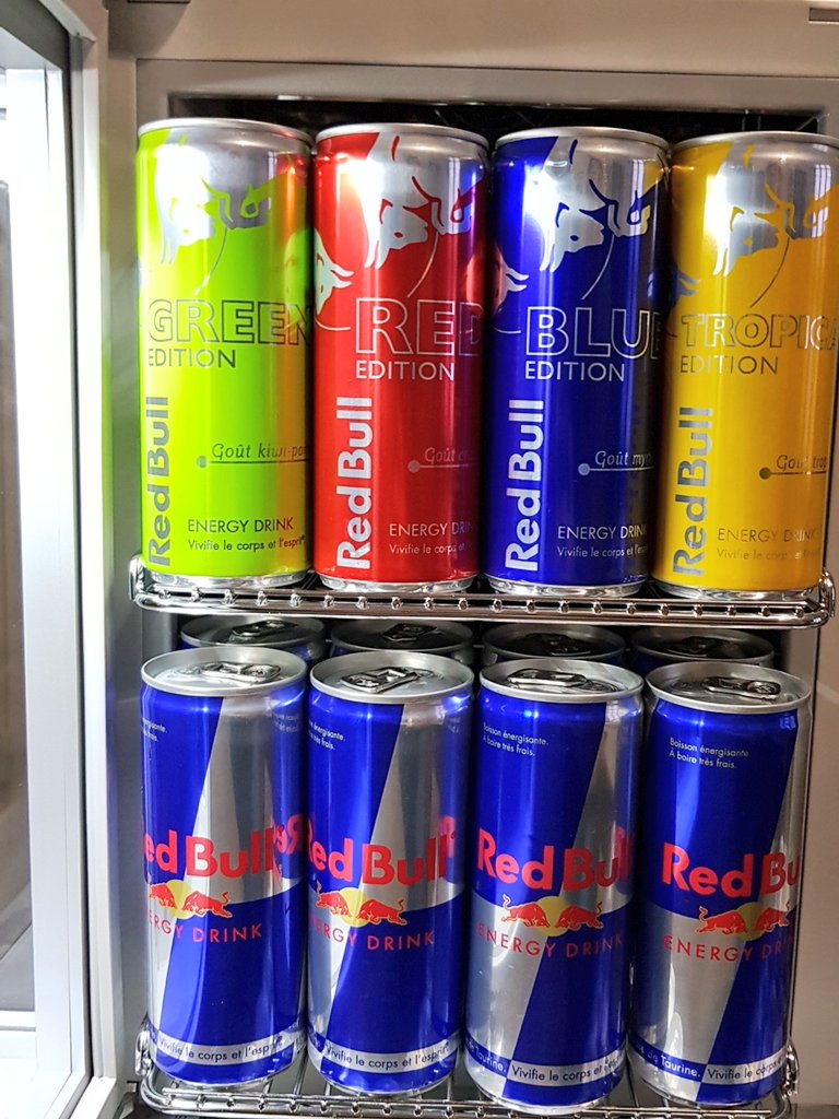 ADRI_GEEK's tweet photo. Quand @RedBullFrance ma demandé si je voulais "quelques" canettes, je ne m'attendais pas à ça !

C'est arrivé par camion sur une palette. J'ai fait : Oh. My. God

Du coup c'est quoi votre goût préféré ? https://t.co/TWBUBmXFXu