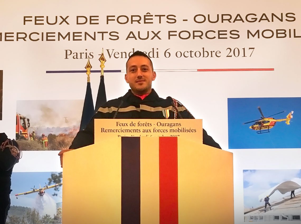 GRDF's tweet photo. Un salarié #GRDF, sapeur-#pompier volontaire, ayant combattu les feux de forêts dans le Sud de la France a été remercié par @EmmanuelMacron. https://t.co/NgmnEI5A9h