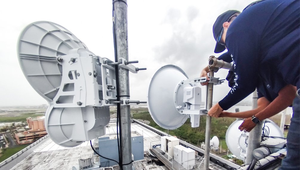 Ubiquiti's tweet image. .@aeronetpr uses #airFiber-11FX Radios &amp;amp; Antennas to Restore Internet service to #PuertoRico After Hurricanes &amp;gt; ubnt.link/2yMjG3V
