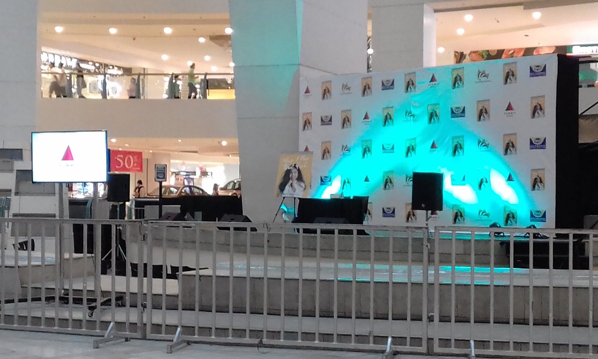 eminem712178's tweet photo. Yup, still a fan of this girl AKA @mainedcm β€ #YupIAmThatGirl #YIATGBookLaunch #MainexSummitBooks (ctto 4th photo) https://t.co/cSfz5qX6S3