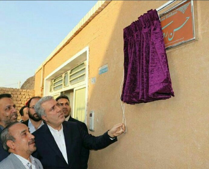 Morteza00861586's tweet photo. مهم اینم تابلو بود که حسین فریدون خونه رو گم نکنه!!
حالا بعداً شغل ایجاد میکنه و به مشکلات #دانشگاه_نفت رسیدگی میکنه و فقر ریشه کن میکنه و.. https://t.co/1S2sFvelYE
