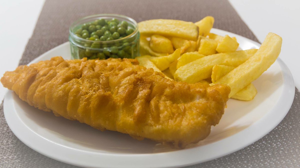 ChippyAshdale's tweet photo. It's nearly fish Friday 🐟🐟. Freshly battered cod, fresh cut chips, and peas yummy #Fish&amp;chips https://t.co/jEmqfFLsjT