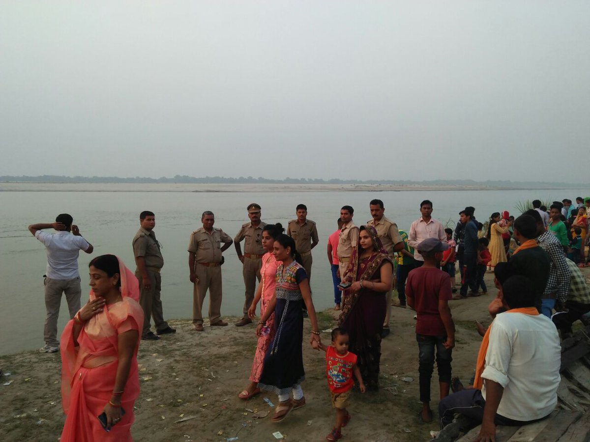 मीरजापुर पुलिस छठ त्योहार के मद्देनजर घाटों/तालाबों पर कड़ी सुरक्षा व्यवस्था तथा चप्पे-चप्पे पर पुलिस मुस्तैद। <a href="/Uppolice/">UP POLICE</a> <a href="/IpsAshish/">Ashish Tiwari,IPS</a> <a href="/dgpup/">DGP UP</a>