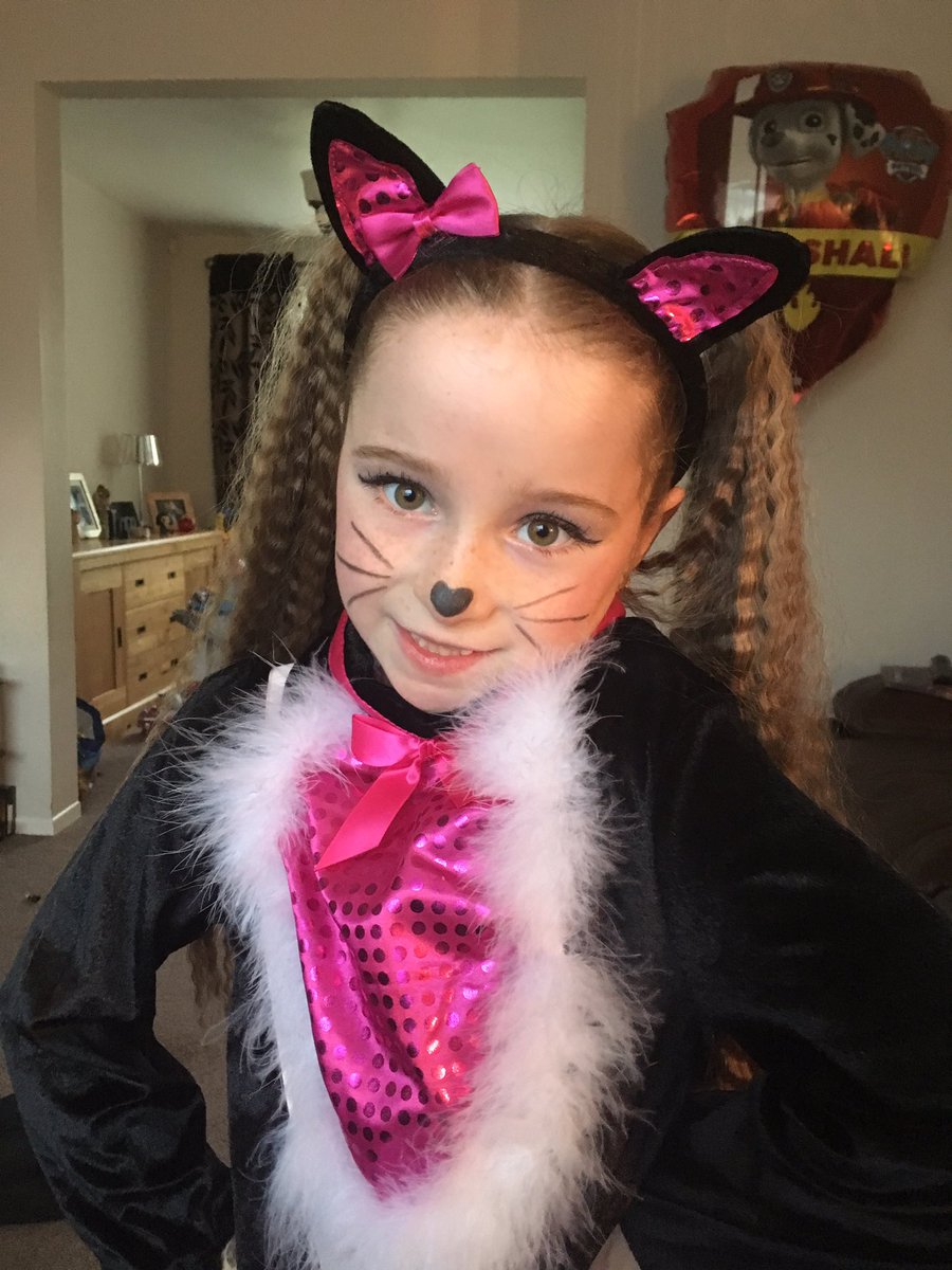 IlidH's tweet photo. School Halloween disco 🎃👻🎃 #kitty https://t.co/sOd2RUBvy7