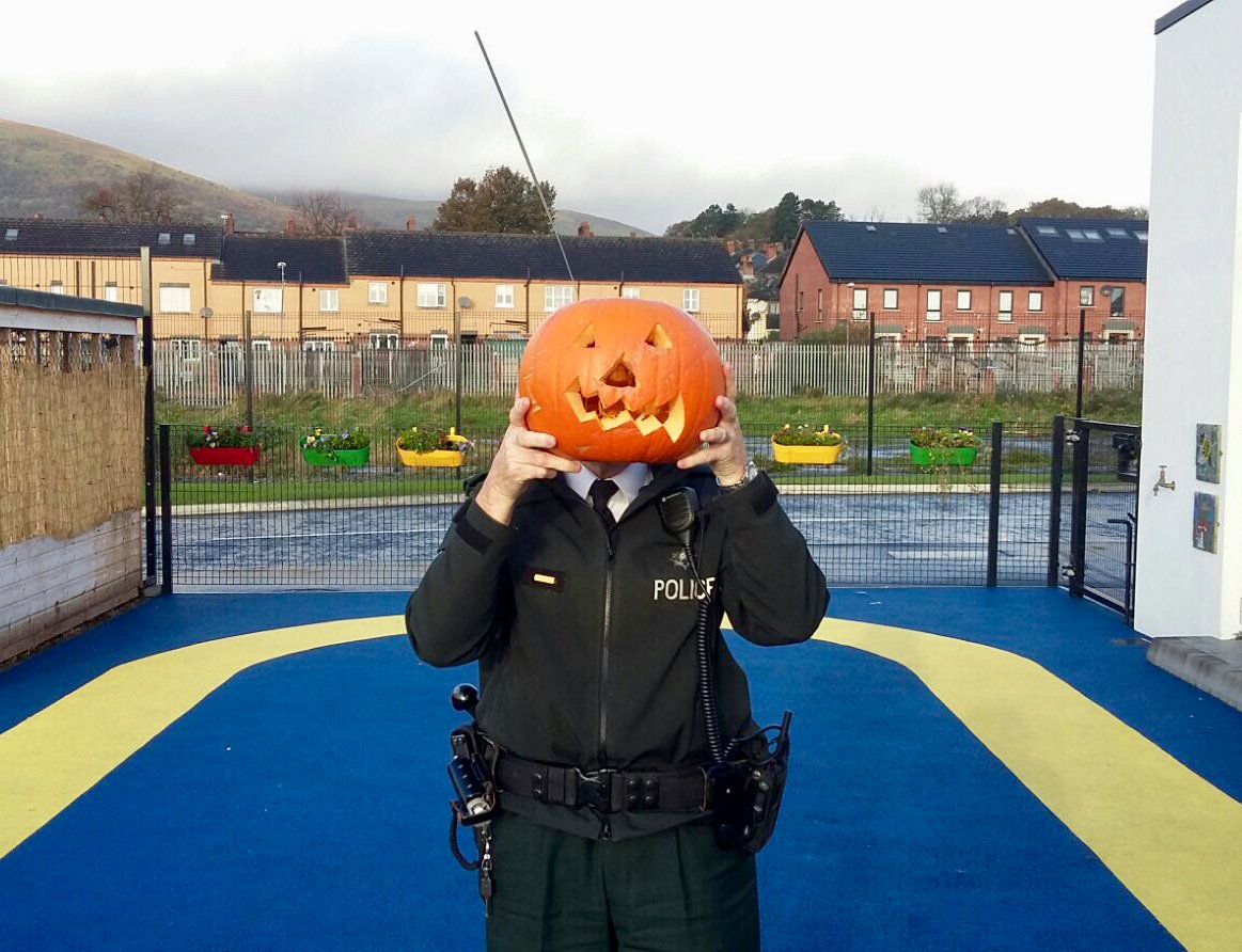 PSNIBelfastN's tweet photo. John from Tennent St NPT down at #edenderrynursey talking about firework safety #pumpkinoverload #kps #PSNI SgtW https://t.co/OoAii2I02C https://t.co/6JKw2RXQqV