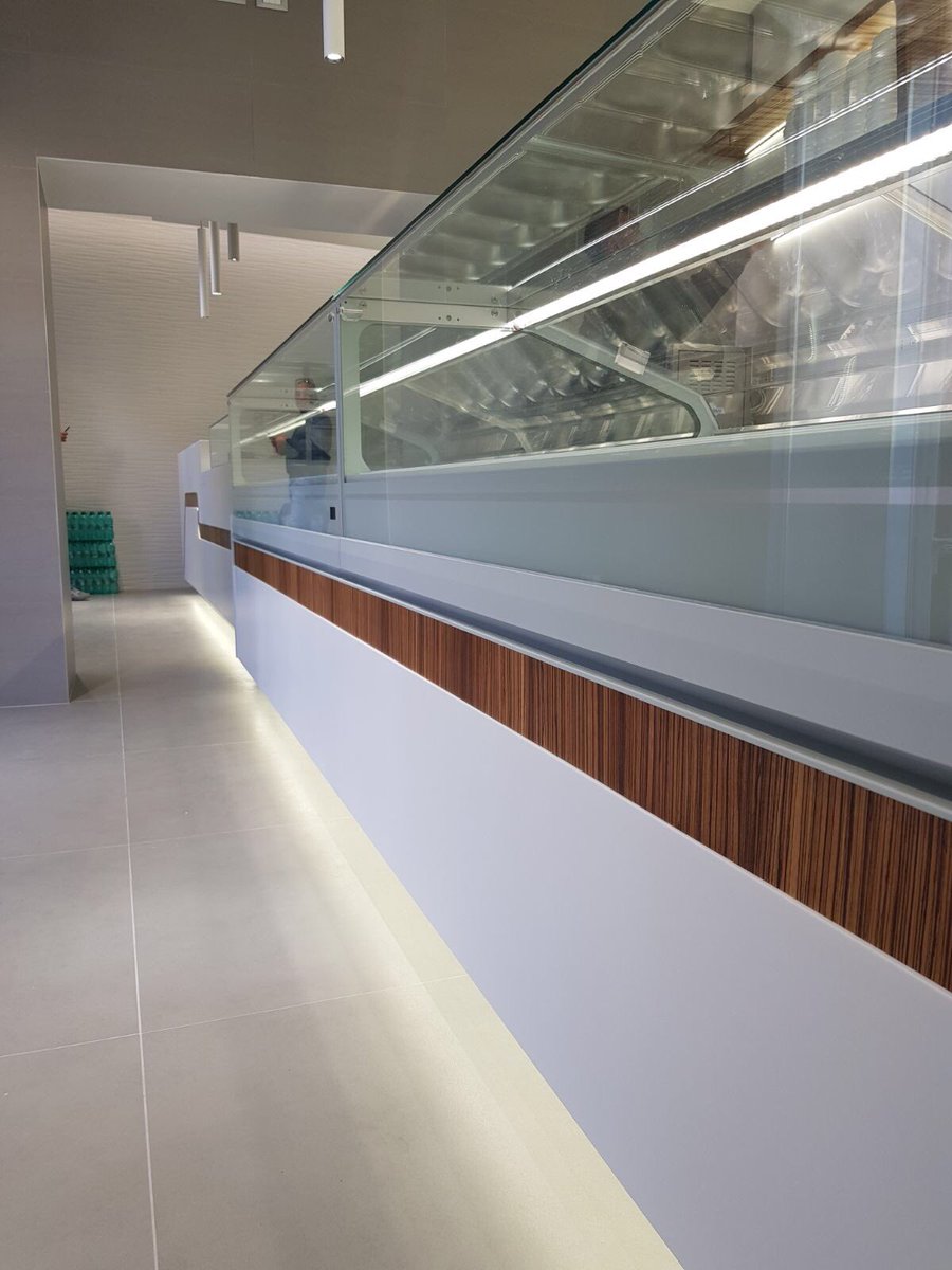 DesignCarmando's tweet image. #bar #gelateria #arredocoriandupont #attrezzaturerefrigerate #essenzazebrano #progettatiecostruitidacarmandodesign