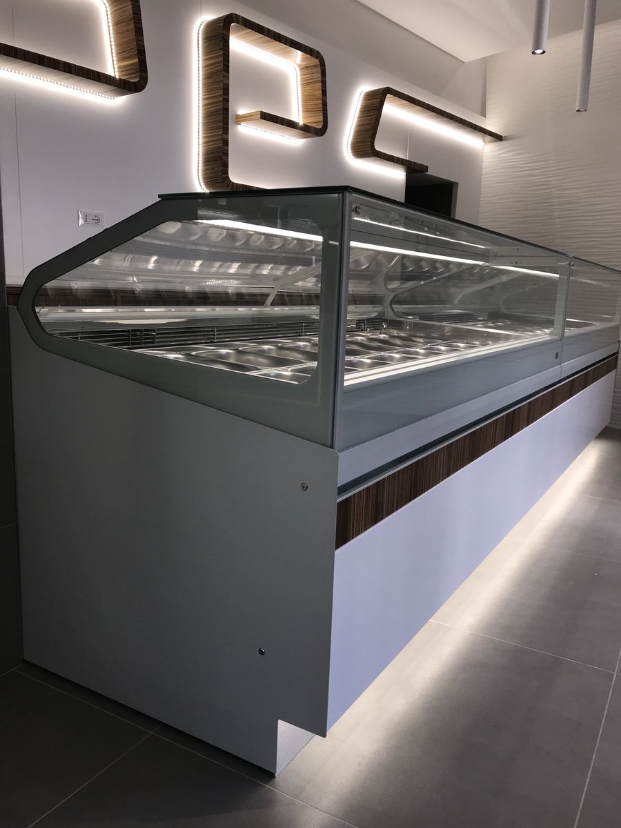 DesignCarmando's tweet image. #bar #gelateria #arredocoriandupont #attrezzaturerefrigerate #essenzazebrano #progettatiecostruitidacarmandodesign