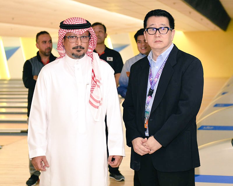 SAUDIBOWLING's tweet photo. سعادة السفير #عبدالله_البصيري أثناء تتويج المنتخبات الفائزة في مسابقة الفرق والتي حقق خلالها منتخبنا الشاب الميدالية البرونزية https://t.co/2m5CmaDDyO