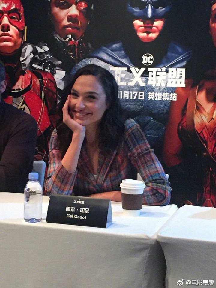 Gal_Gadot_Daily's tweet photo. October 26 - 'Justice League' Press Conference in Beijing, China #GalGadot #JusticeLeague 
Her smile ! https://t.co/r5zQ8XOaRs