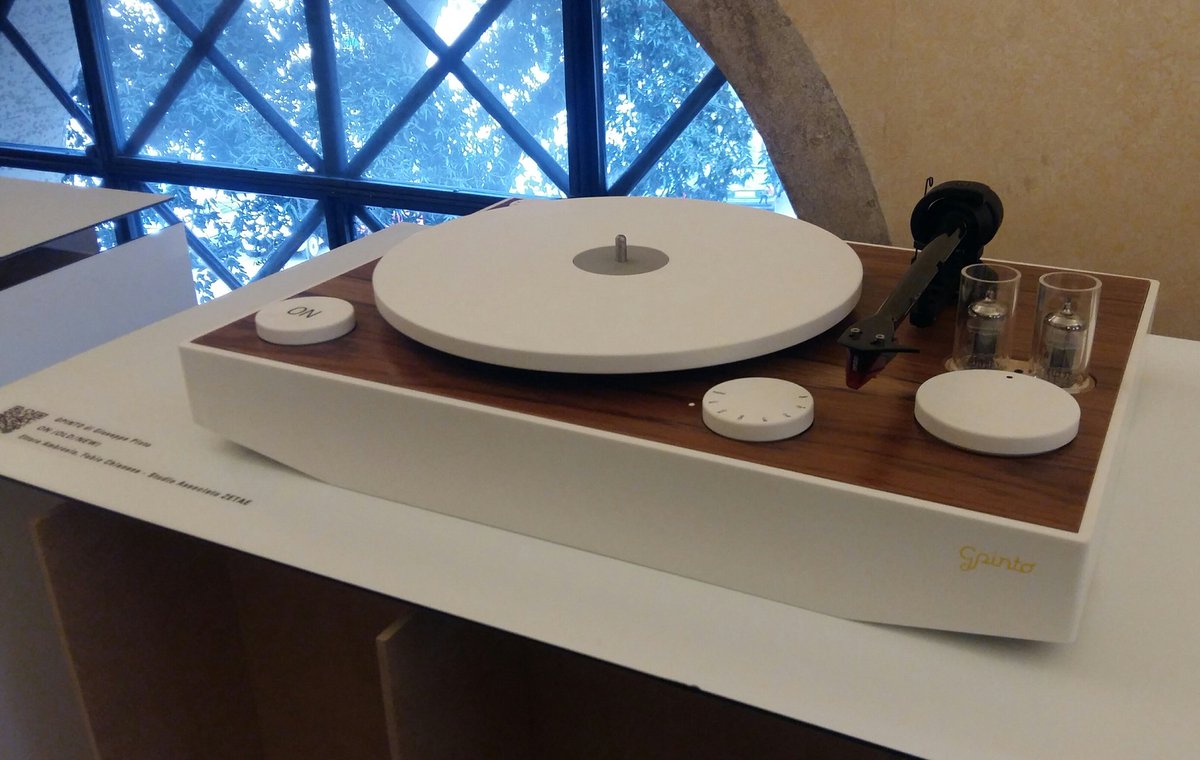 Live from the #AdiDesignIndex #Rome the accompaniment stage to #compassodoro 
#adiseignindex2017 #turntable #design #award #startup #corian