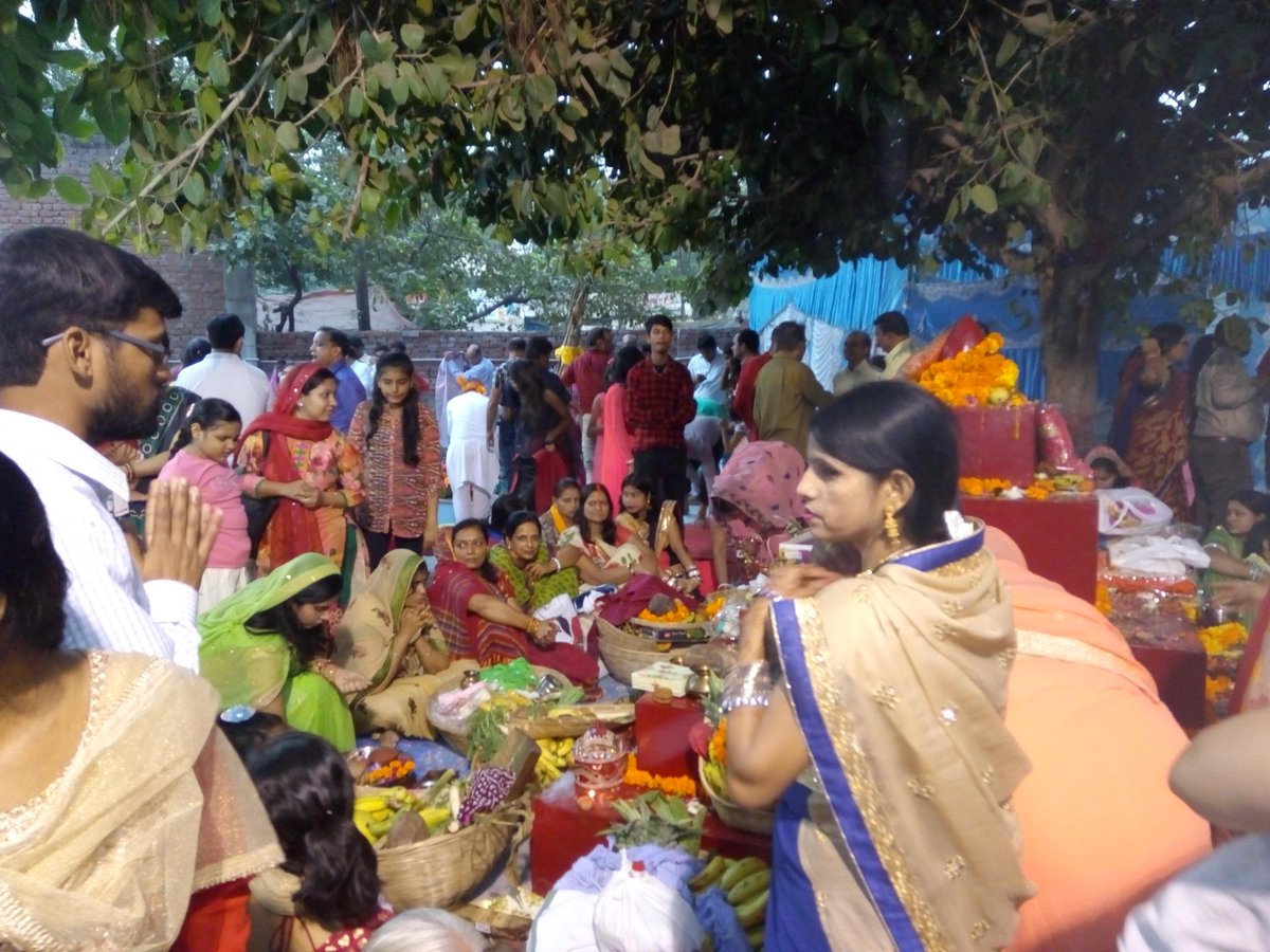 TheInfoneer's tweet photo. Lakhs of devotees offered their #Ardhya to setting Sun God on the occasion of #ChhathhPuja. https://t.co/pObtWEtUZV