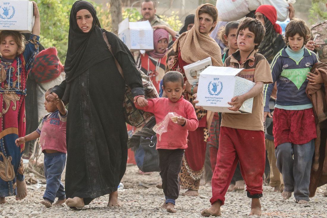 Medair_ME's tweet photo. Families fleeing active conflict in #Hawiga #Iraq arrive at a temporary site. Mobile clinics treated thousands before transfer to camps. https://t.co/XZ54HiKW13