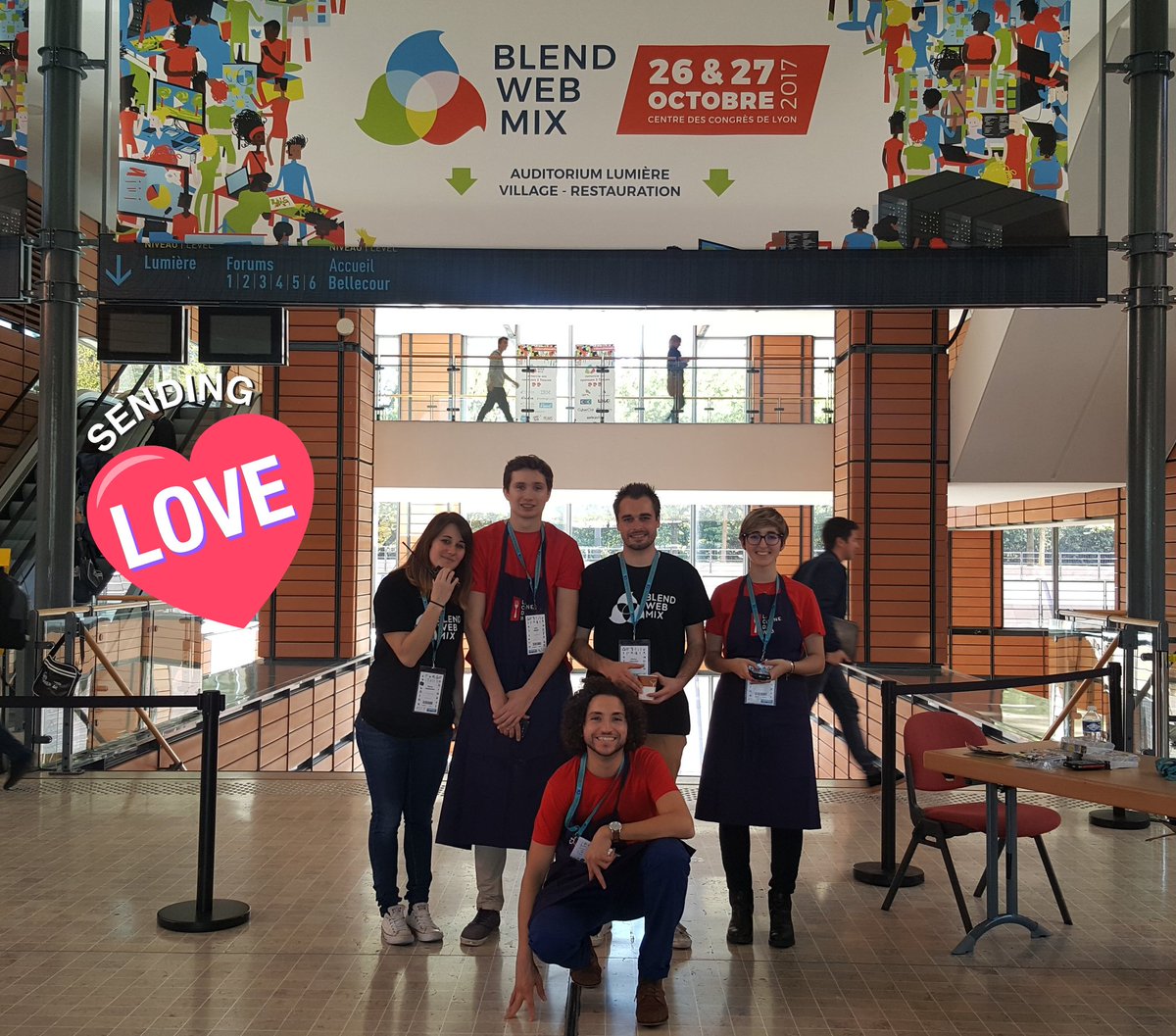 blendwebmix's tweet photo. #BlendWebMix c'est aussi 80 bénévoles au service de l'événement ! Un énorme merci à eux ! ❤ https://t.co/U34V32LkOd