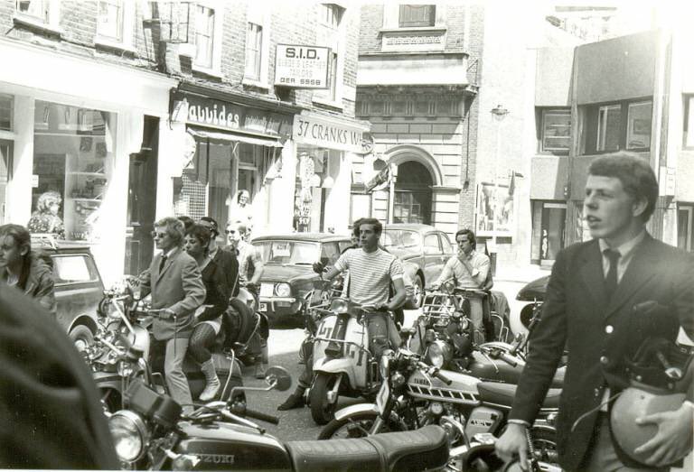 #Mods on scooters in the #CarnabyStreet area of London being filmed for ‘Steppin’ Out’, summer 1979
#MickTalbot pics by Paul Wright