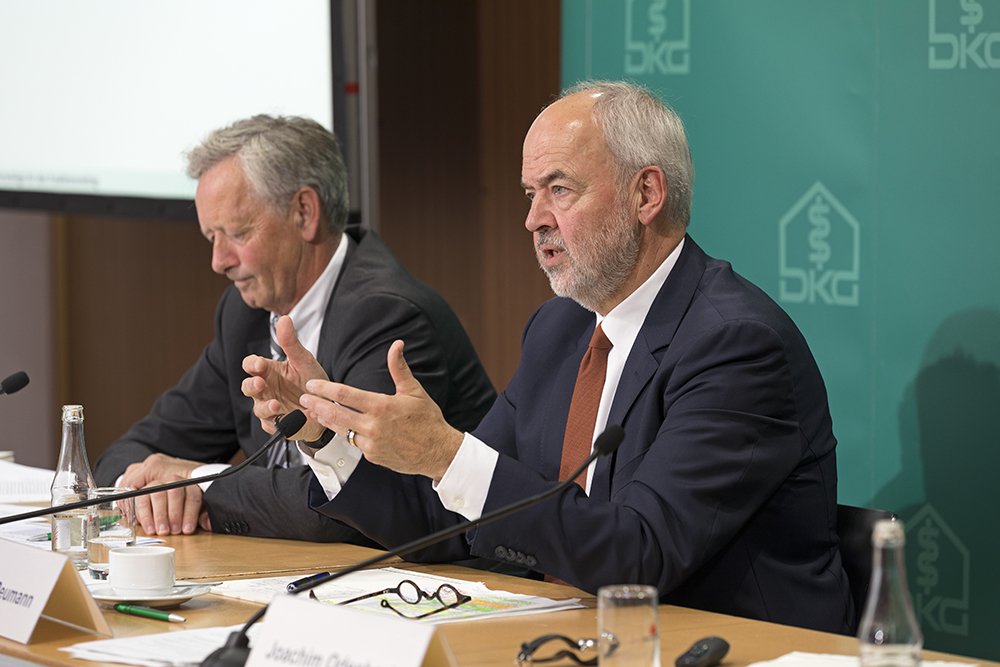 DKGev's tweet photo. #Reumann: "Wir fordern,d. die neue Bundesregierung ein klares Bekenntnis abgibt,d. #Bürokratie im Gesundheitswesen abgebaut werden muss" https://t.co/zEykwm9Mrw