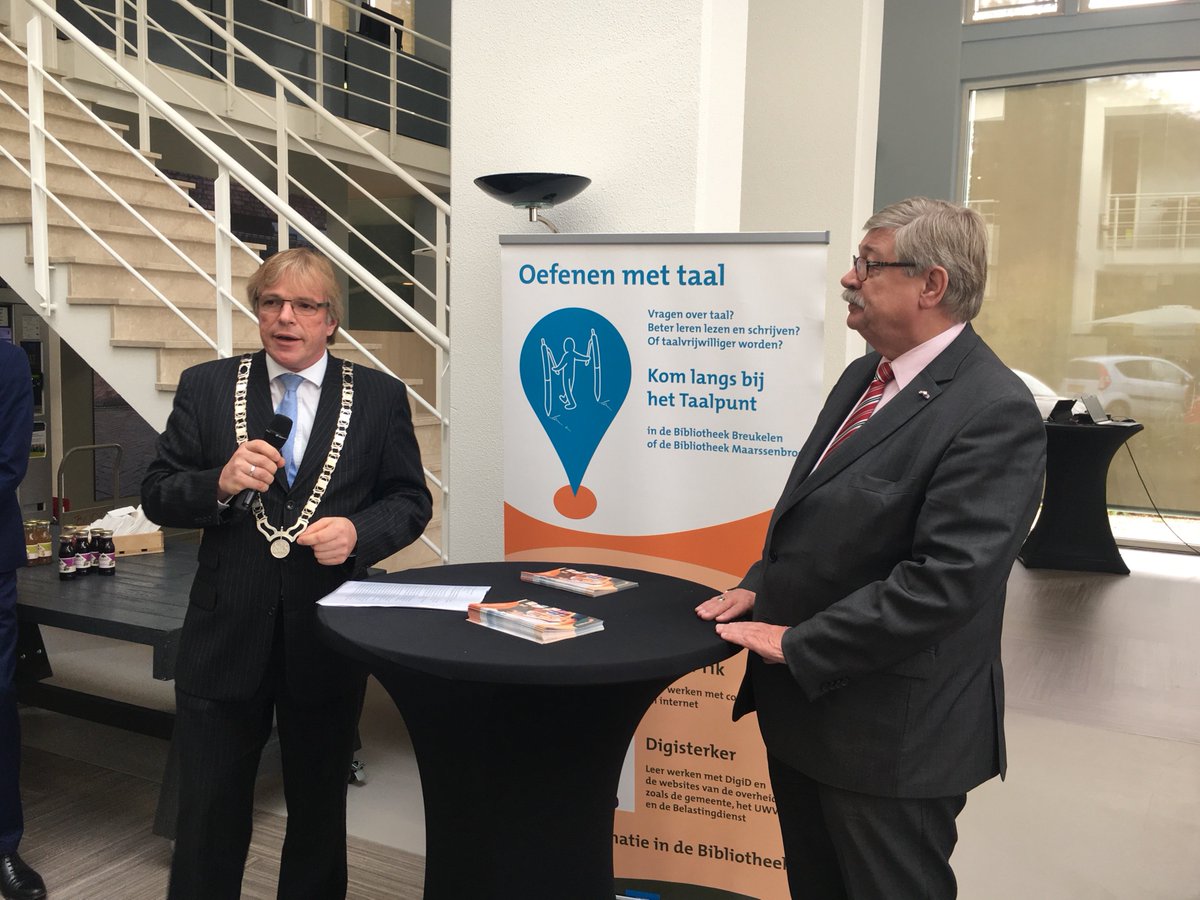 ProvUtrecht's tweet photo. CvdK W.I.I. van Beek sprak vanmiddag burgemeester @mwitteman en college @StichtseVecht en bezocht de #Digimarkt in atrium gemeentekantoor. https://t.co/k1m3utWgXr