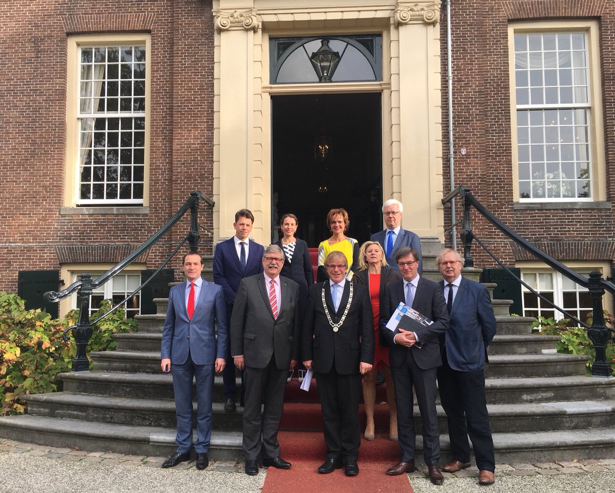 ProvUtrecht's tweet photo. CvdK W.I.I. van Beek sprak vanmiddag burgemeester @mwitteman en college @StichtseVecht en bezocht de #Digimarkt in atrium gemeentekantoor. https://t.co/k1m3utWgXr
