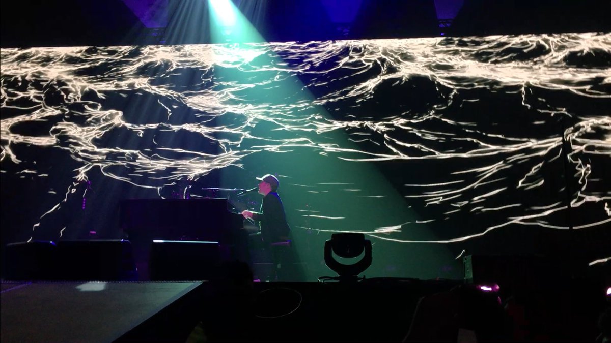 deathsqeIIs's tweet image. Some pictures from the fall out boy’s concert in toronto im gonna post videos and everything when i wake up bye