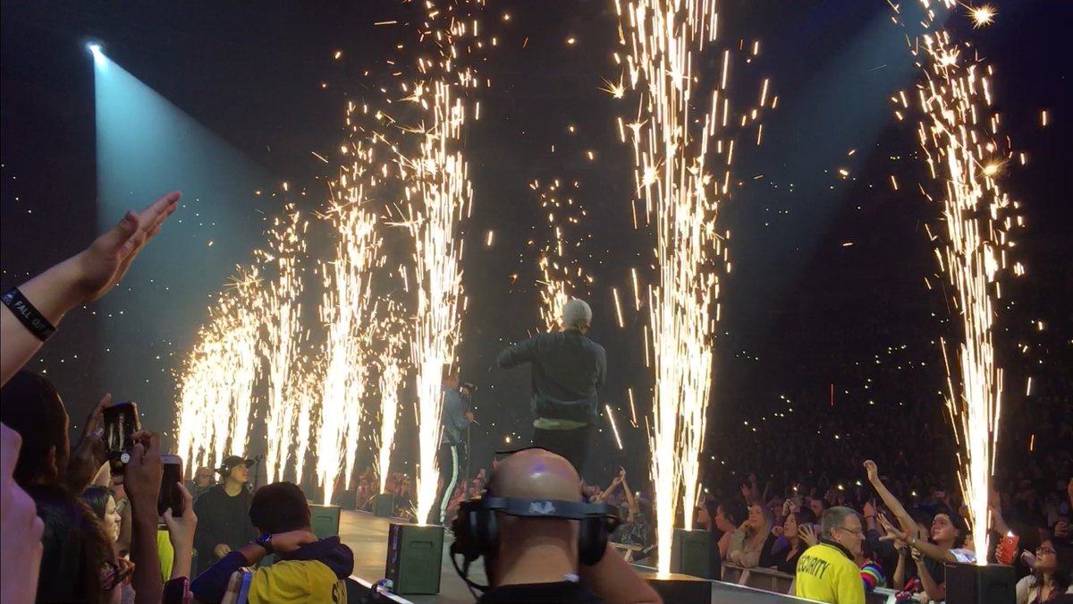 deathsqeIIs's tweet image. Some pictures from the fall out boy’s concert in toronto im gonna post videos and everything when i wake up bye