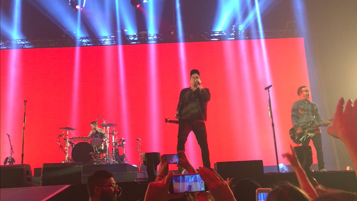 deathsqeIIs's tweet image. Some pictures from the fall out boy’s concert in toronto im gonna post videos and everything when i wake up bye