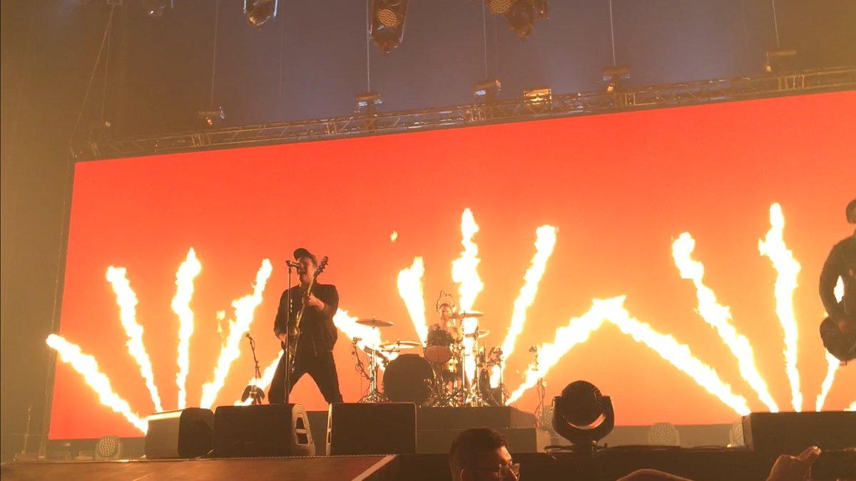 deathsqeIIs's tweet image. Some pictures from the fall out boy’s concert in toronto im gonna post videos and everything when i wake up bye