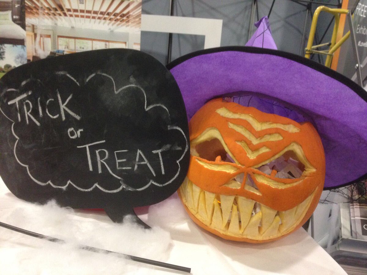 uolcollegecourt's tweet photo. Really enjoying #LBE2017 come and say hello #NationalPumpkinDay #Halloween #TrickorTreats #Eventprofs https://t.co/84m6yrGPSV