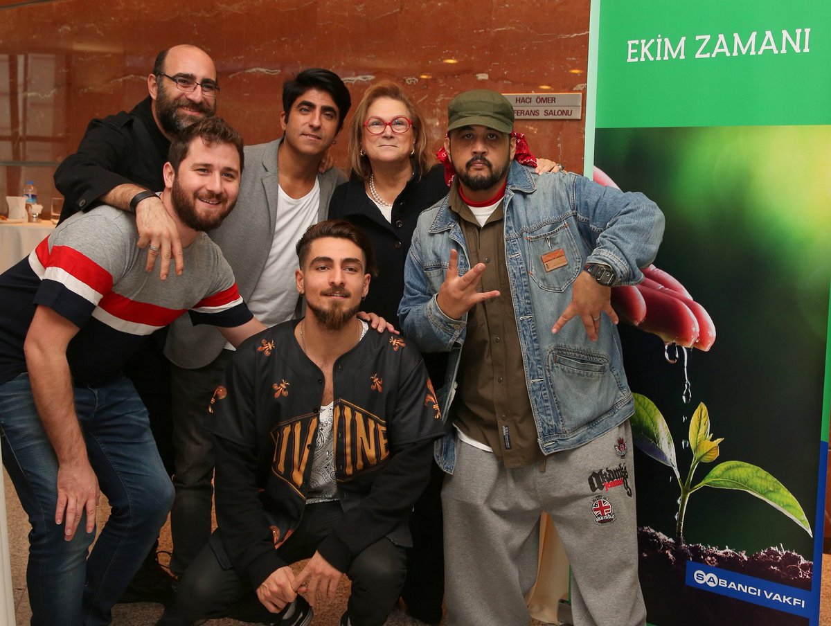 ellerkonusur's tweet photo. .@sabancivakfi #EkimZamanı içindeki süpriz @defrapband konserimizden fotoğraflar geldi! Herkes birlikte eller konuşur! https://t.co/KSX6XB1TLS