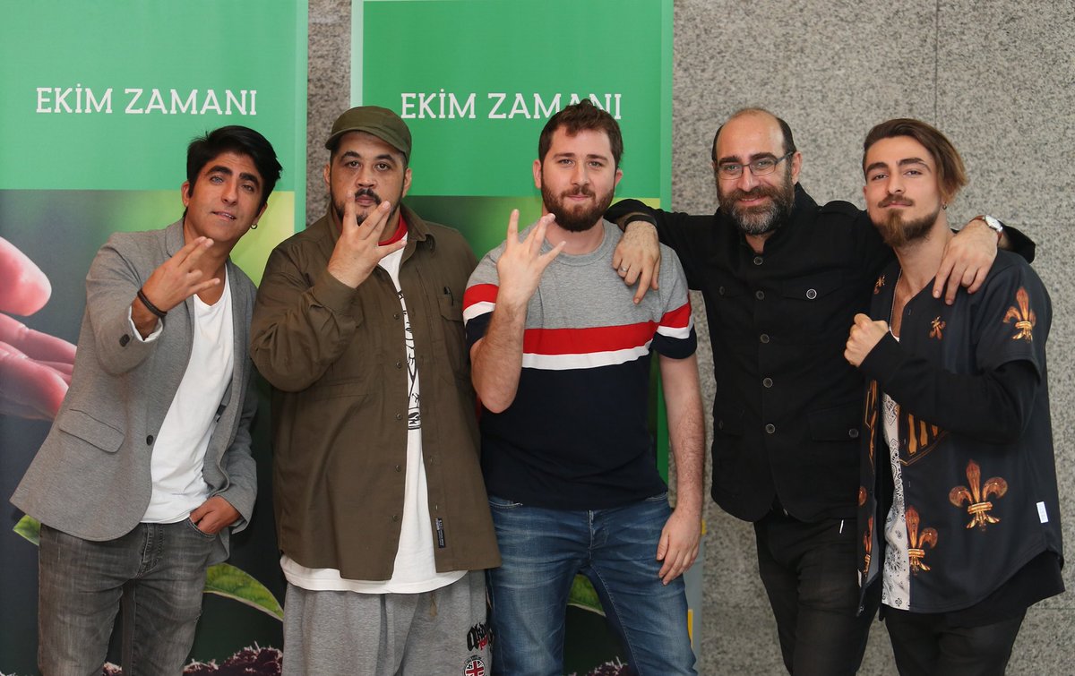 ellerkonusur's tweet photo. .@sabancivakfi #EkimZamanı içindeki süpriz @defrapband konserimizden fotoğraflar geldi! Herkes birlikte eller konuşur! https://t.co/KSX6XB1TLS