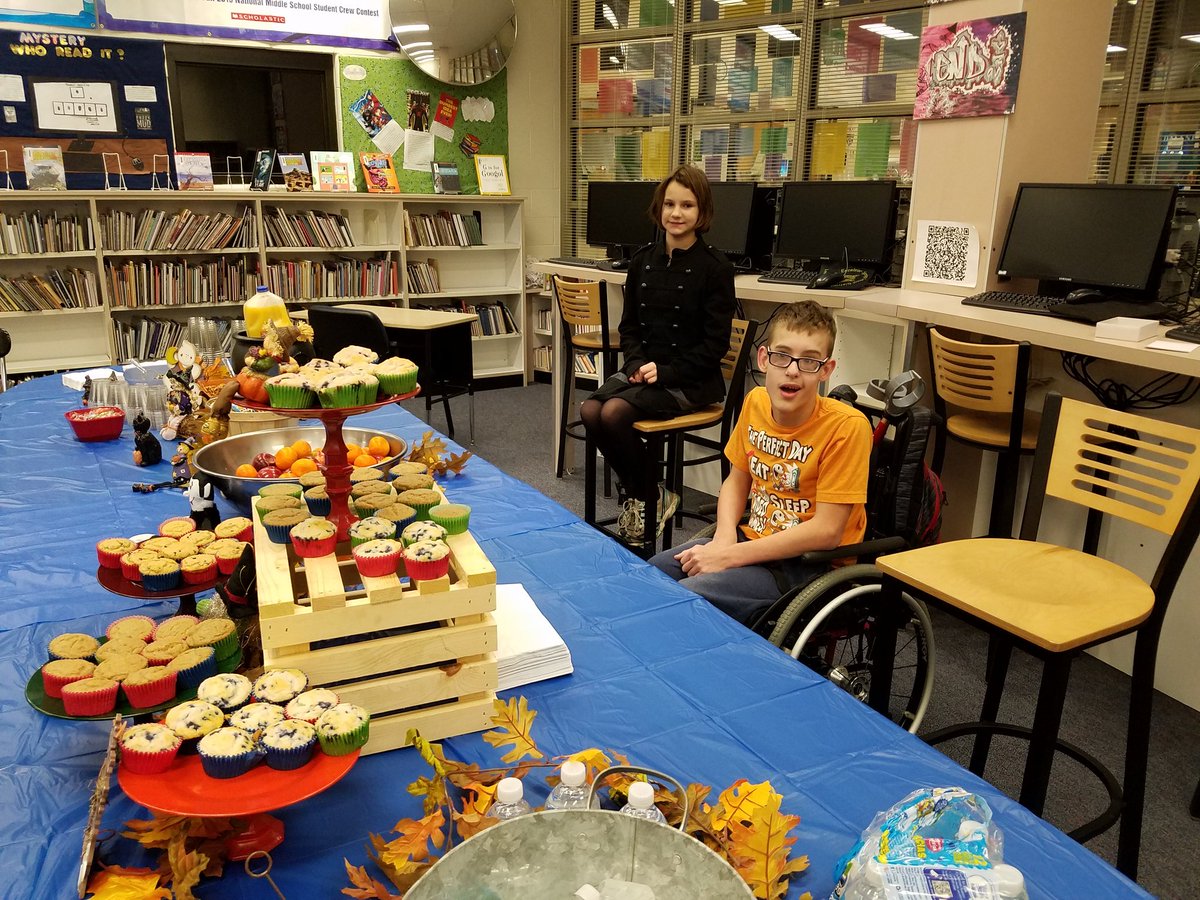 MelissaBiermann's tweet photo. Career Day 2017! We have been in charge of the refreshments from the grocery store to the table! #esmsbestyearever #essdexcels #esmsimpact https://t.co/eoo54lXEOg