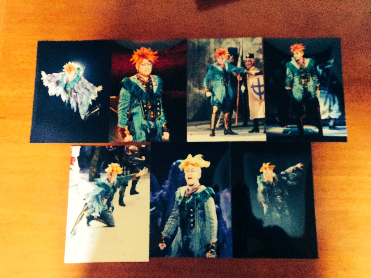 みぃ 10 5はマルコ様のお誕生日 على تويتر グッズはあんま買わなかったんだけど 舞台写真とタンバリン 筋書はどうしても欲しくて買っちゃった マルコさんの舞台写真かっこよすぎる そして私通路側だったんだけどタンバリン ファーファータイムの時演者