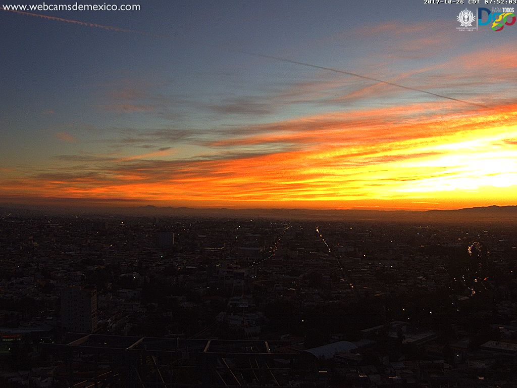 webcamsdemexico's tweet photo. Los colores de este amanecer se ven así desde #Durango, #ElCieloDelCine. Temperatura actual: 8° C. Webcam en vivo: https://t.co/cwabbbjXNh https://t.co/I5nysR6hBk